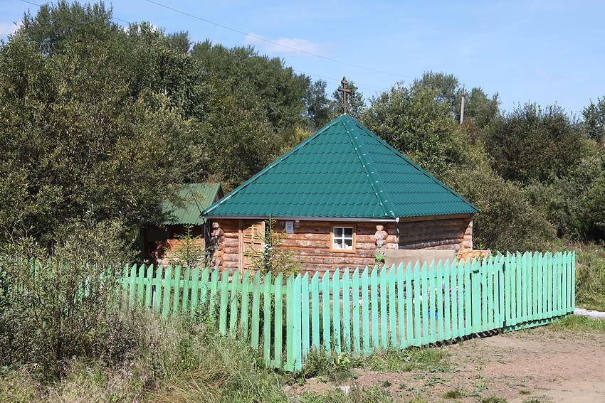 Часовня Преображения Господня, Огневское (Каслинский район, Челябинская область). фасады, Купель и надкладезная часовня (слева на заднем плане)