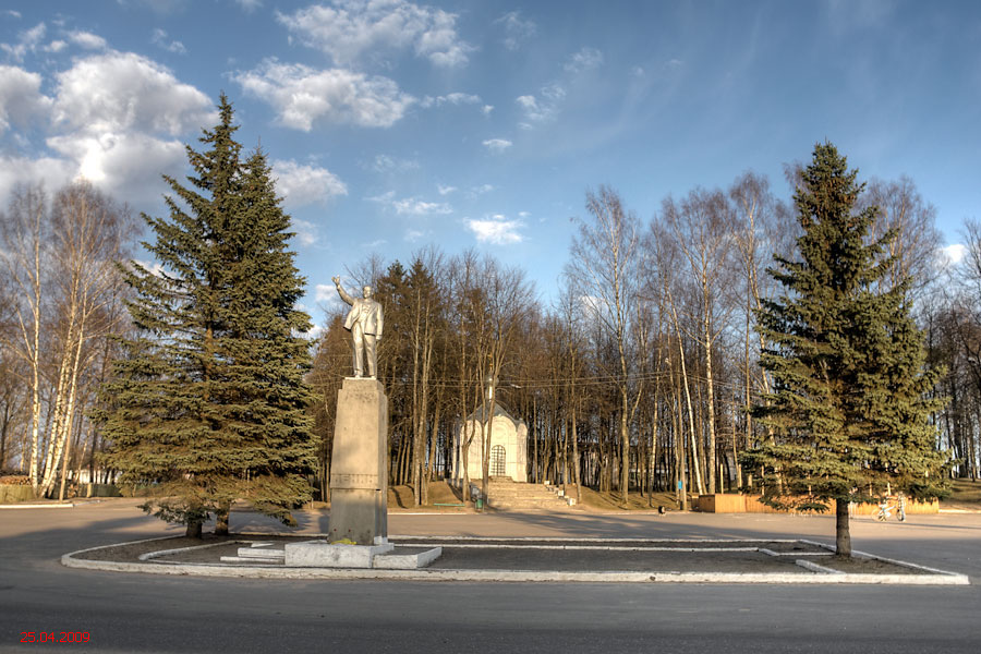 Демянск. Собор Богоявления Господня. общий вид в ландшафте, Памятник Ленину на месте собора.