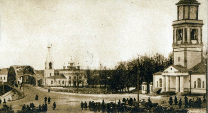 Церковь Воздвижения Креста Господня (старая), Демянск (Демянский район, Новгородская область). архивная фотография, Слева, за мостом. Фото из фондов Демянского краеведческого музея.