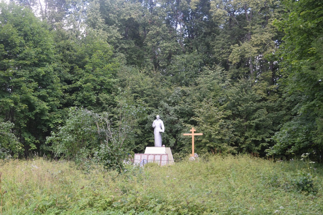 Церковь Успения Пресвятой Богородицы, Мосур (Барятинский район, Калужская область). общий вид в ландшафте, Храмовое место возле памятника (со слов местных жителей)