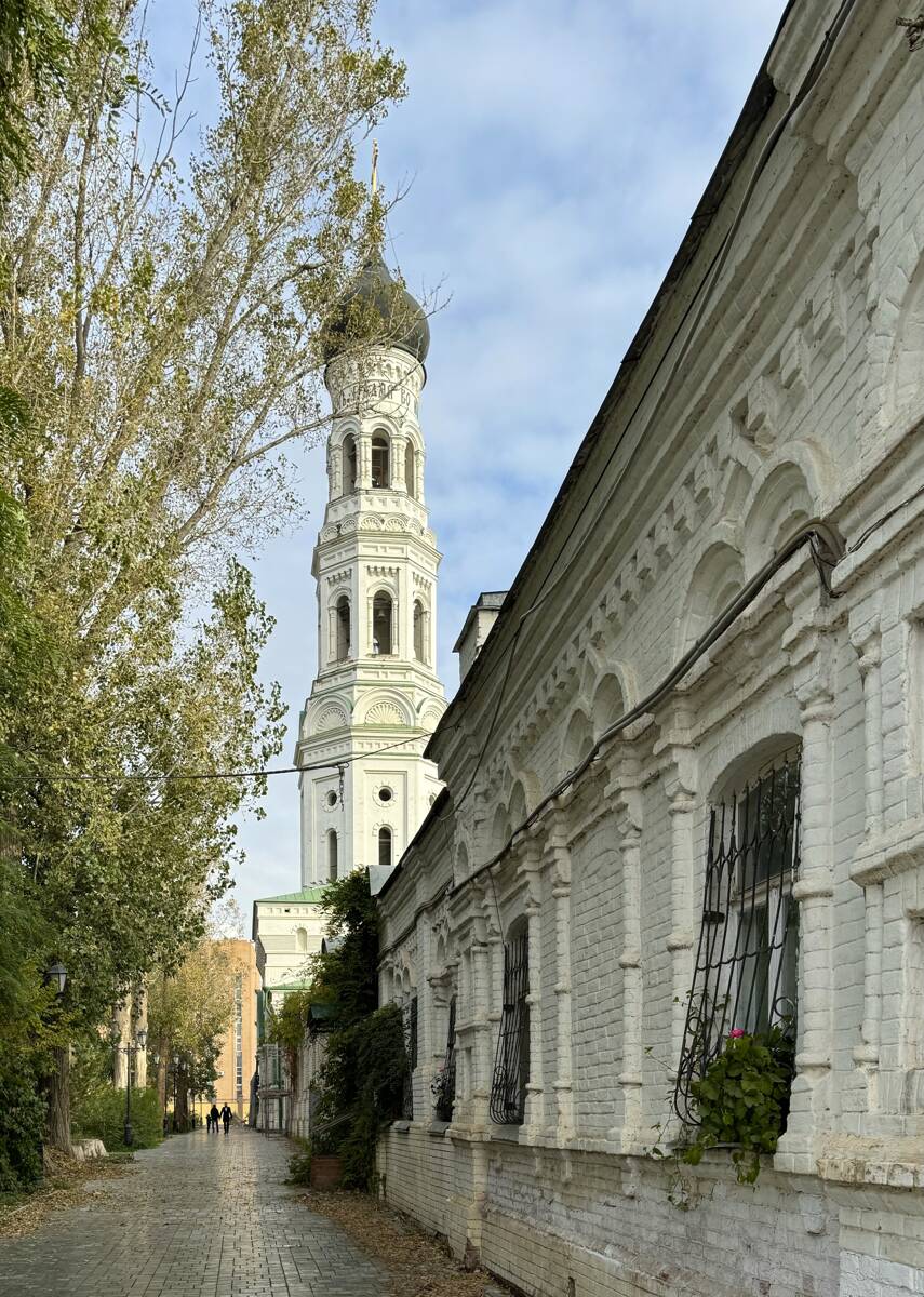 Благовещенский женский монастырь. Колокольня (новая), Астрахань (Астрахань, город, Астраханская область). фасады, Вид вдоль западной стены монастыря