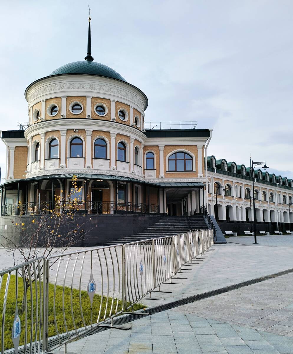 Кафедральный собор Преображения Господня, Салехард (Салехард, город, Ямало-Ненецкий автономный округ). дополнительная информация, Башня левого крыла соборного комплекса