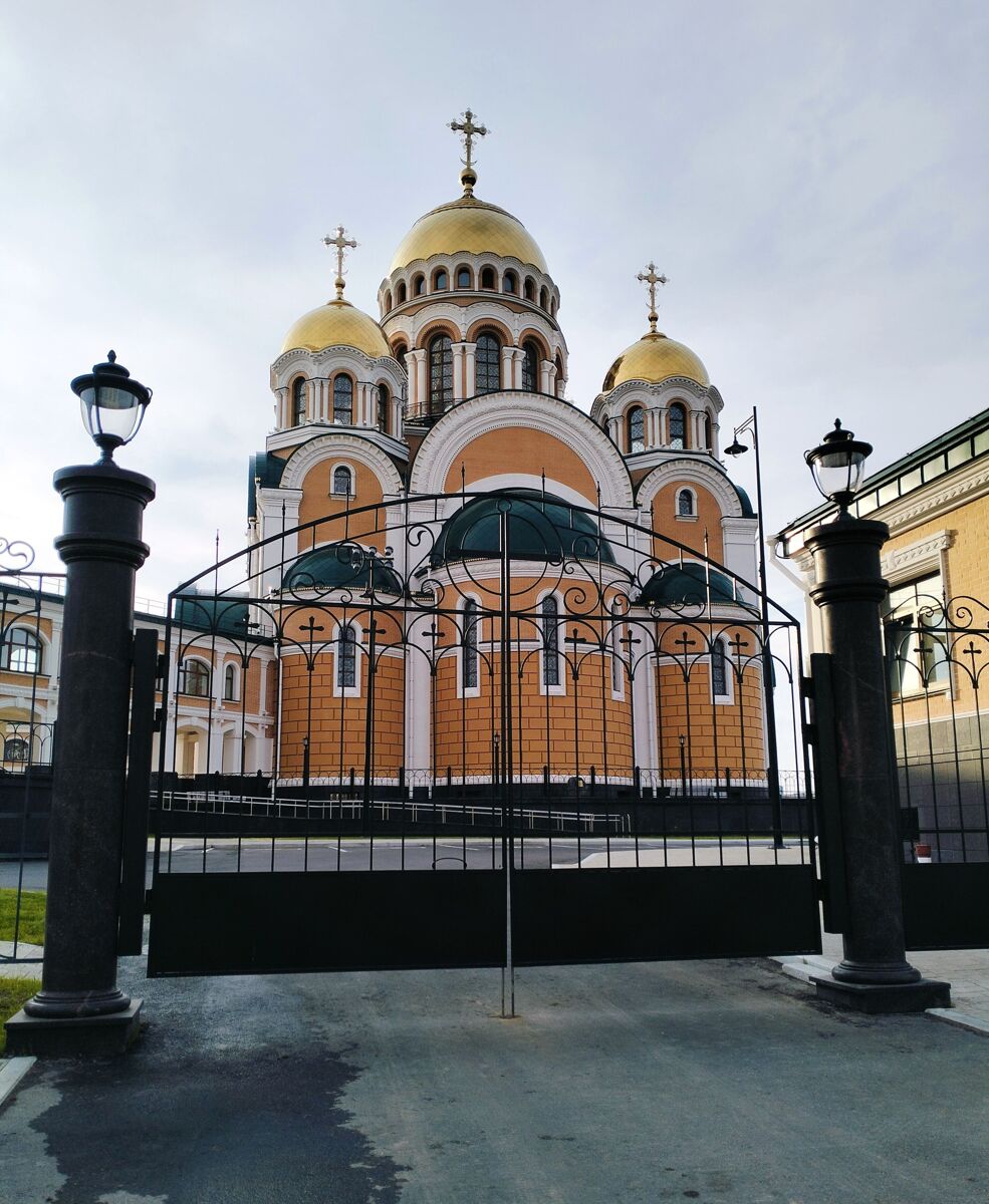 Кафедральный собор Преображения Господня, Салехард (Салехард, город, Ямало-Ненецкий автономный округ). дополнительная информация, Восточные ворота соборного комплекса