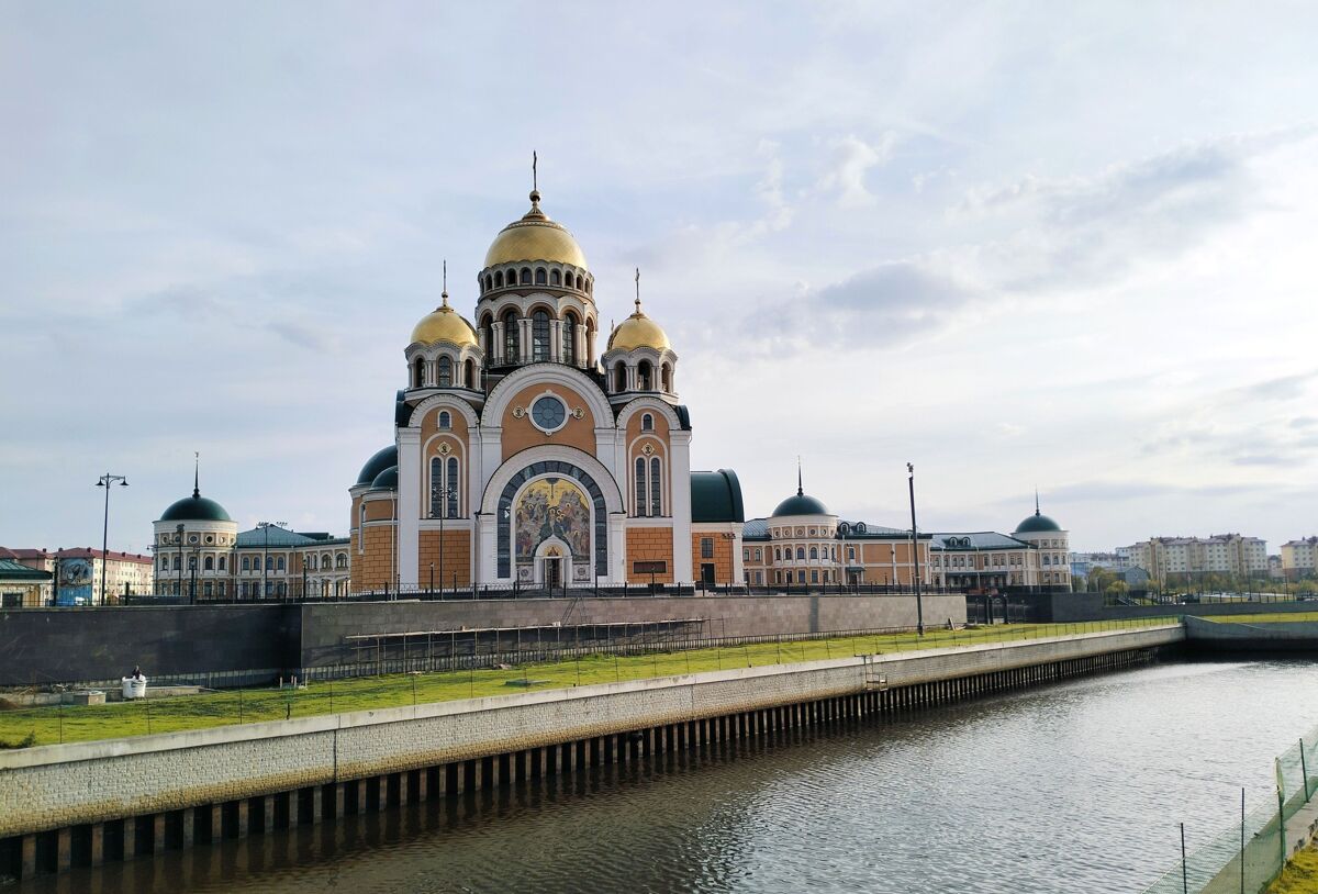 Кафедральный собор Преображения Господня, Салехард (Салехард, город, Ямало-Ненецкий автономный округ). общий вид в ландшафте