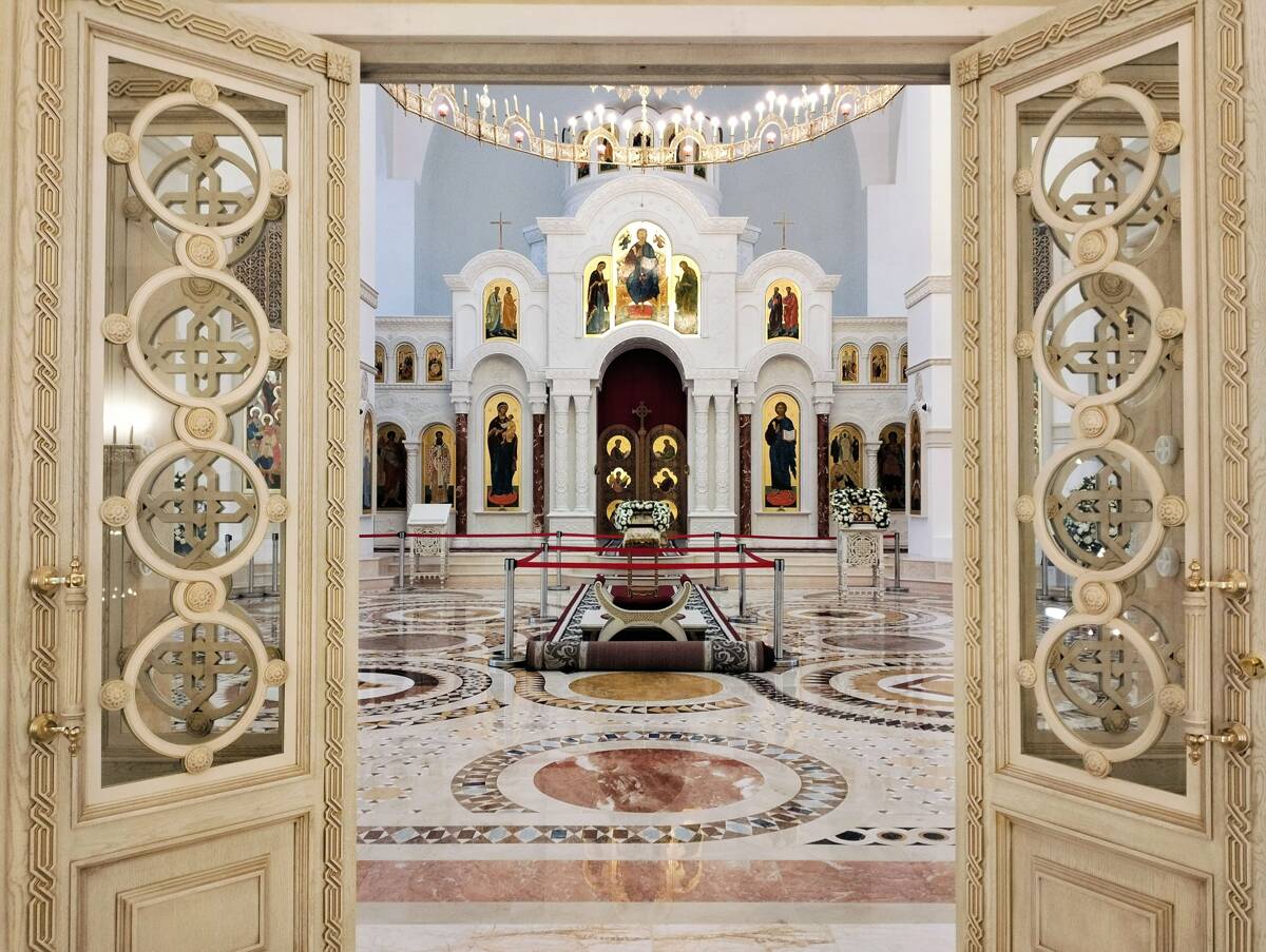 Кафедральный собор Преображения Господня, Салехард (Салехард, город, Ямало-Ненецкий автономный округ). интерьер и убранство, Вид от входа на центральную часть храма