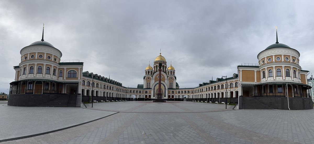 Кафедральный собор Преображения Господня, Салехард (Салехард, город, Ямало-Ненецкий автономный округ). общий вид в ландшафте, Вид с юга