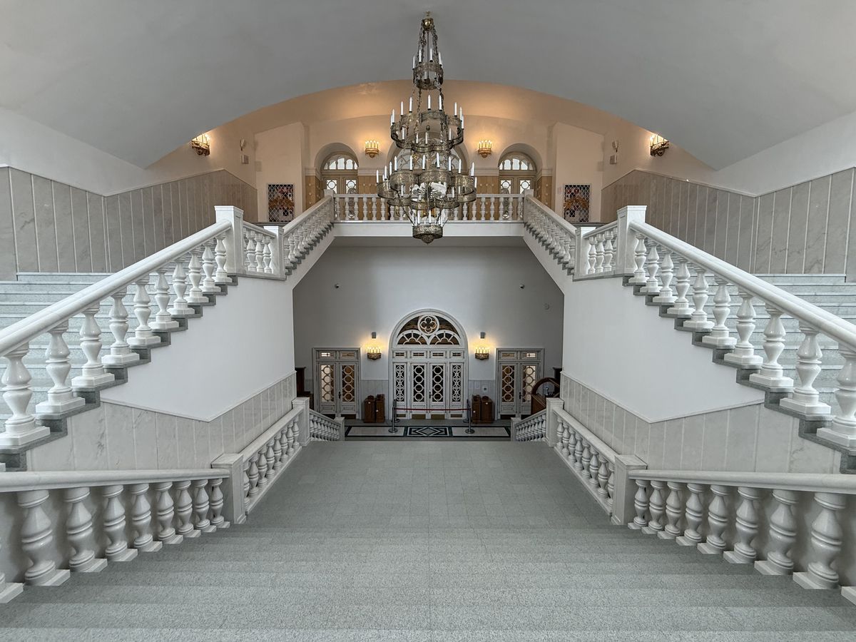 Кафедральный собор Преображения Господня, Салехард (Салехард, город, Ямало-Ненецкий автономный округ). интерьер и убранство, Вход в верхний и нижний храм