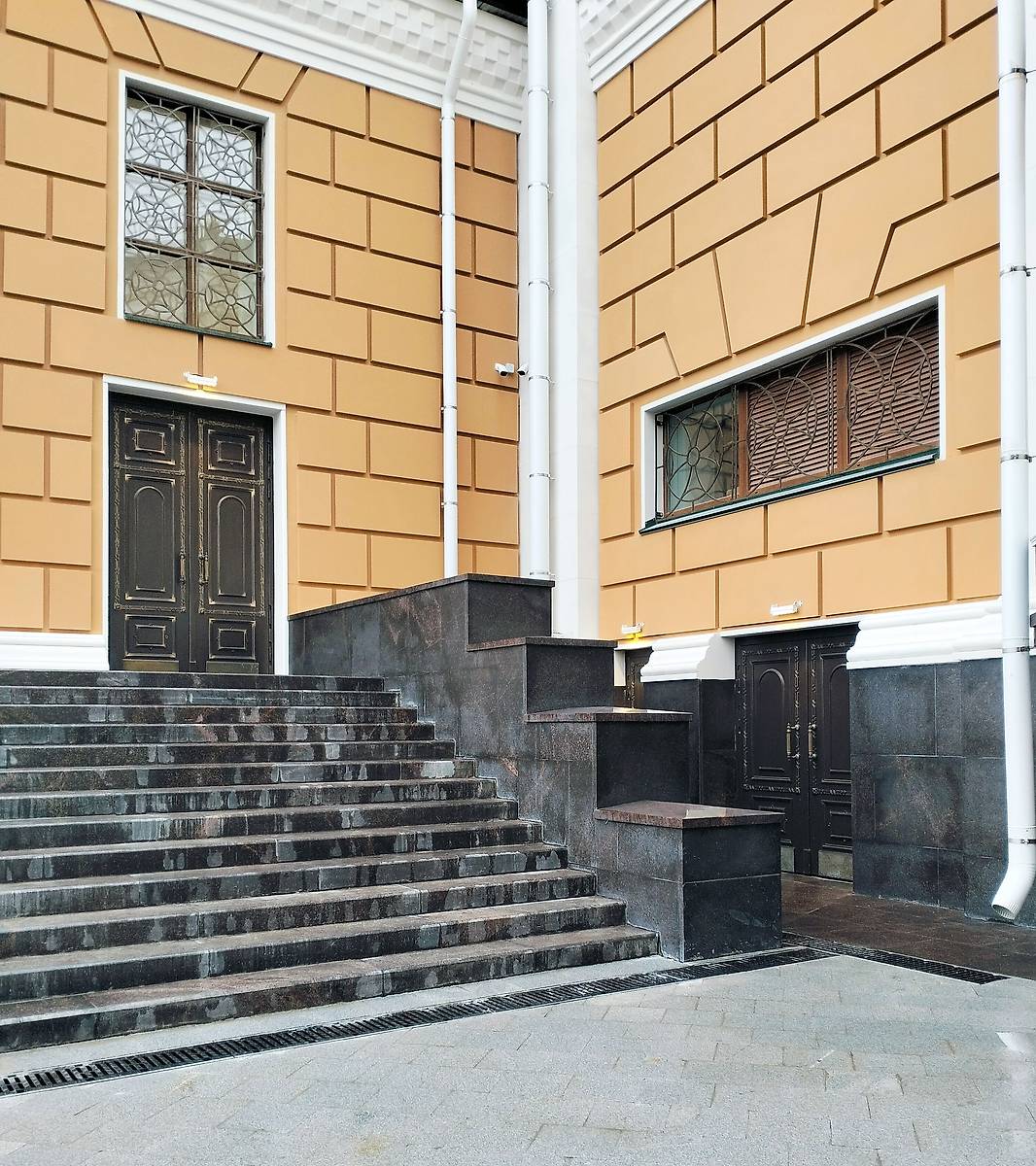 Дополнительные входы в храм, фасады. Кафедральный собор Преображения Господня, Салехард (Салехард, город, Ямало-Ненецкий автономный округ)