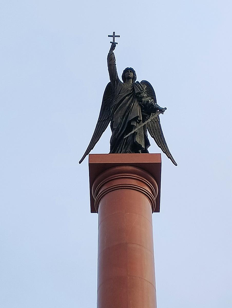 Скульптура Архангела Михаила в завершении стеллы соборной площади, освящена 12 июля 2023 г., дополнительная информация. Кафедральный собор Преображения Господня, Салехард (Салехард, город, Ямало-Ненецкий автономный округ)