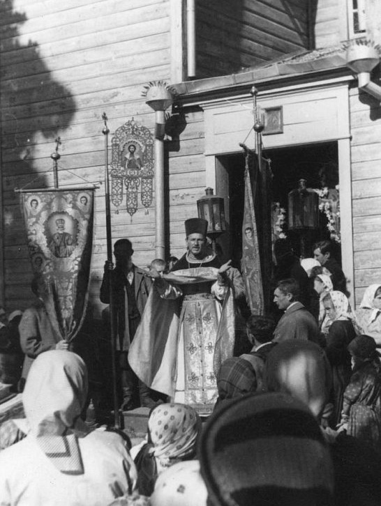 Церковь Успения Пресвятой Богородицы, Ковали (Глубокский район, Беларусь, Витебская область). архивная фотография, У дверей храма, 1930-е г.г. Источник: http://spadchyna.glubmusej.by