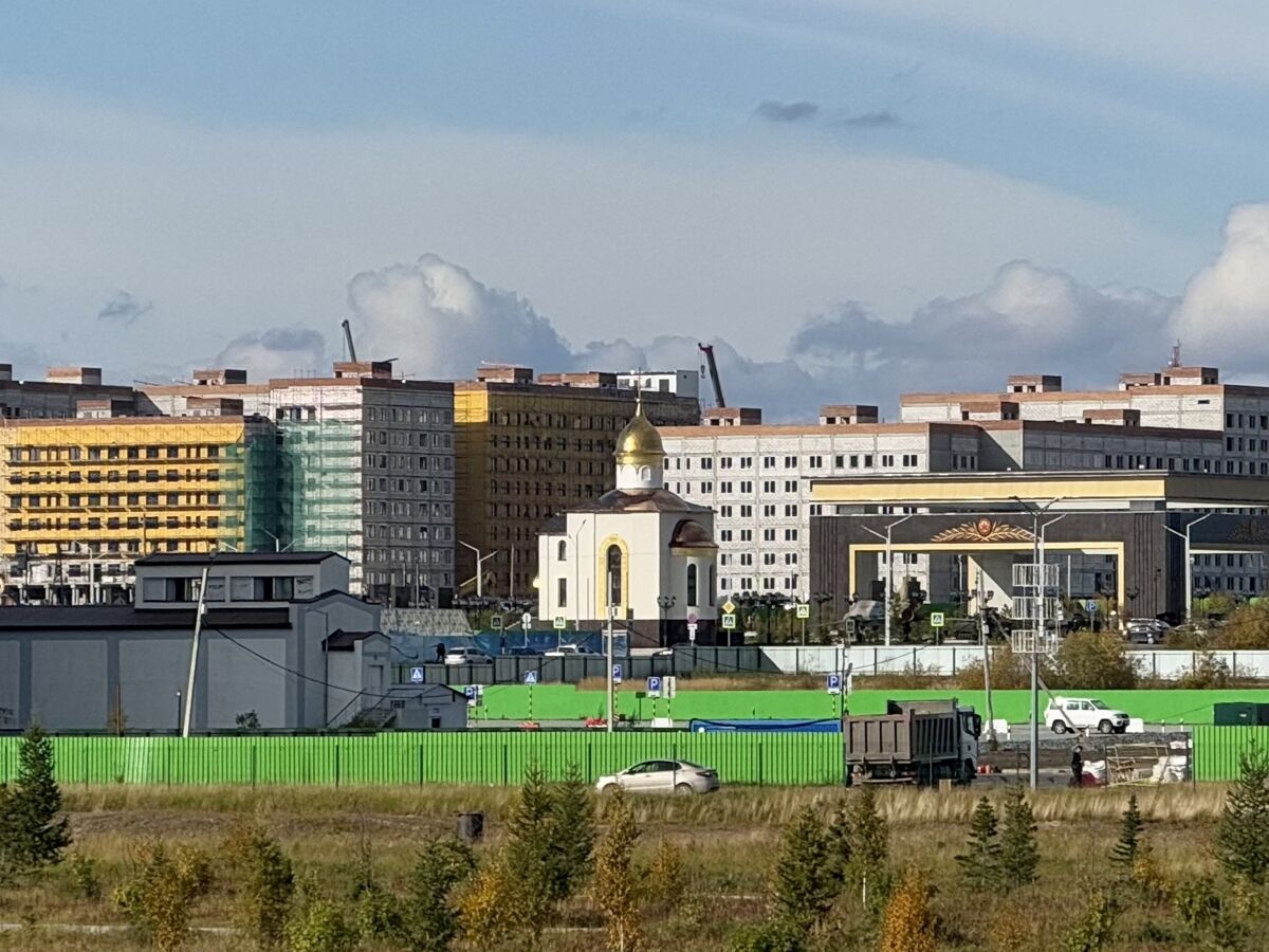 Церковь Александра Невского в Парке Победы, Салехард (Салехард, город, Ямало-Ненецкий автономный округ). общий вид в ландшафте, Вид от Преображенского собора