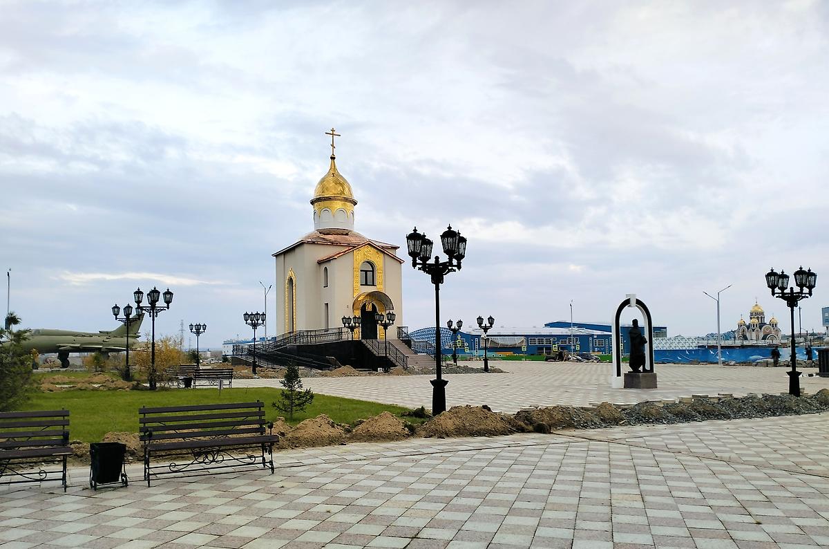 общий вид в ландшафте. Церковь Александра Невского в Парке Победы, Салехард (Салехард, город, Ямало-Ненецкий автономный округ)