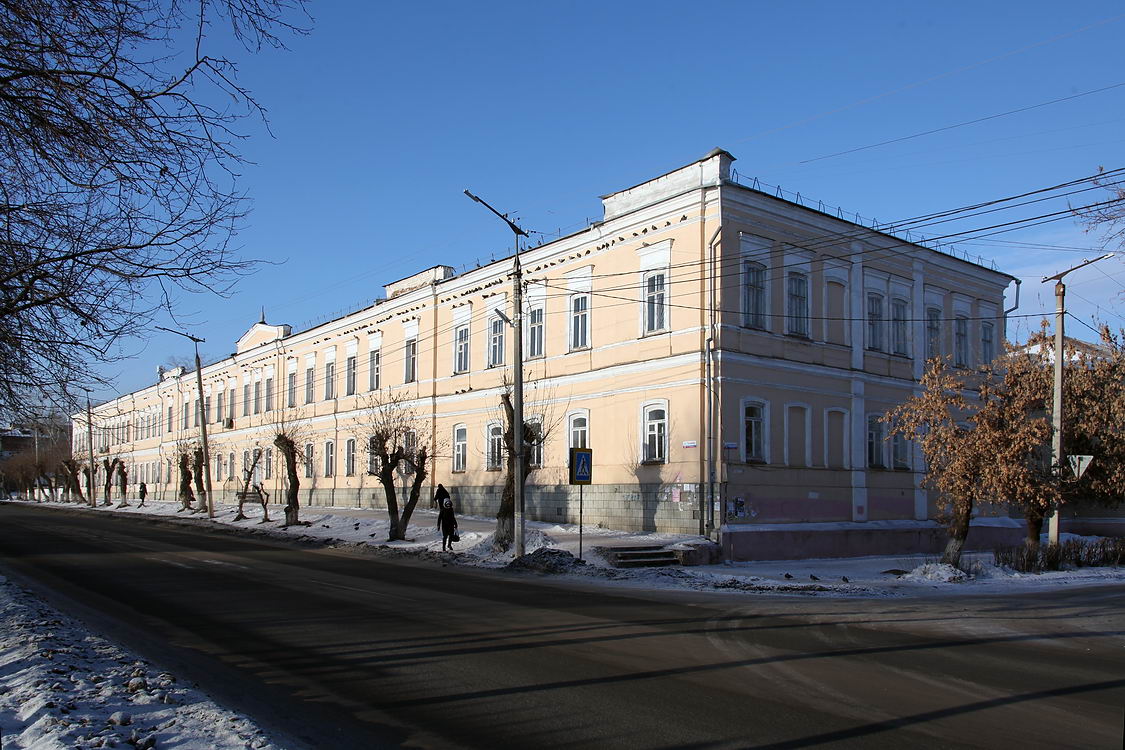 Троицк. Домовая церковь Петра Александрийского при бывшей мужской гимназии. фасады, Современный вид. Над главным входом имеется подобие главки, но без креста.