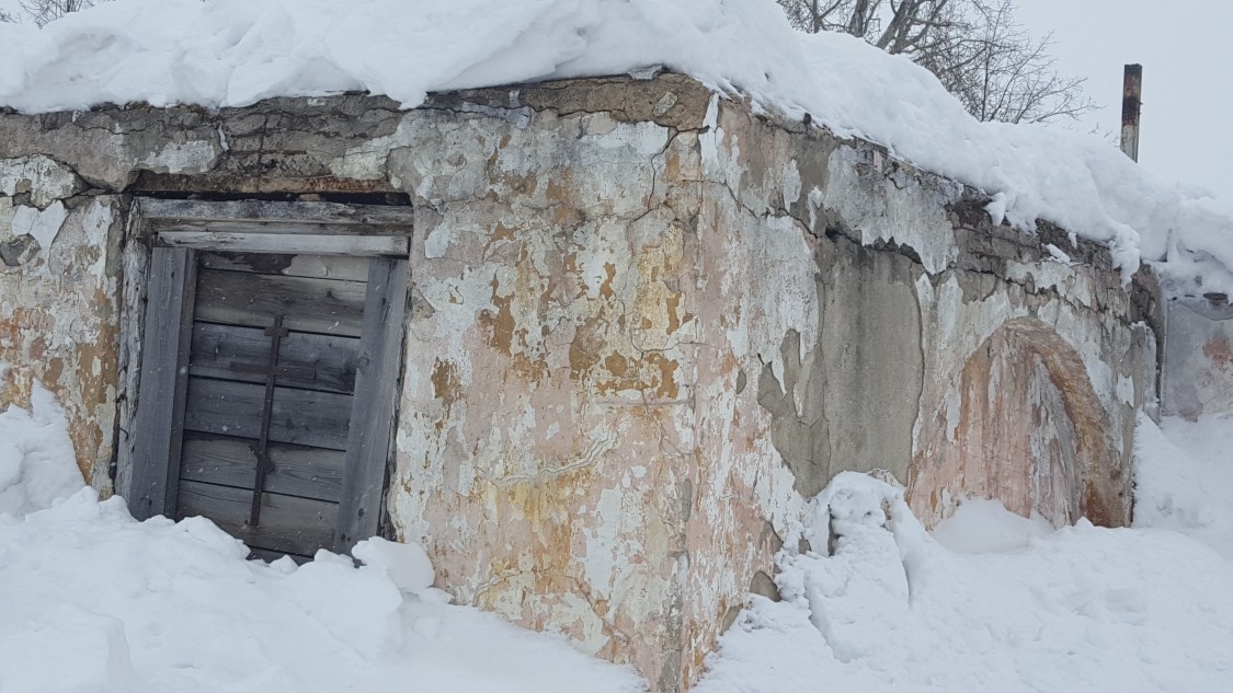 Староуткинск. Церковь Покрова Пресвятой Богородицы. фасады, Фундамент отставшийся от храма