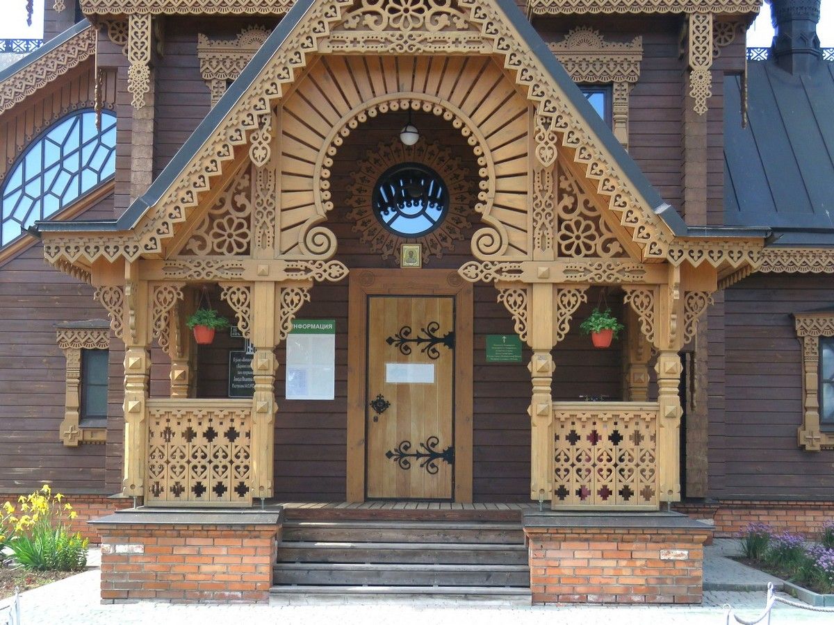 Церковь Троицы Живоначальной (новая), Бармино (Лысковский район, Нижегородская область). архитектурные детали, Крыльцо