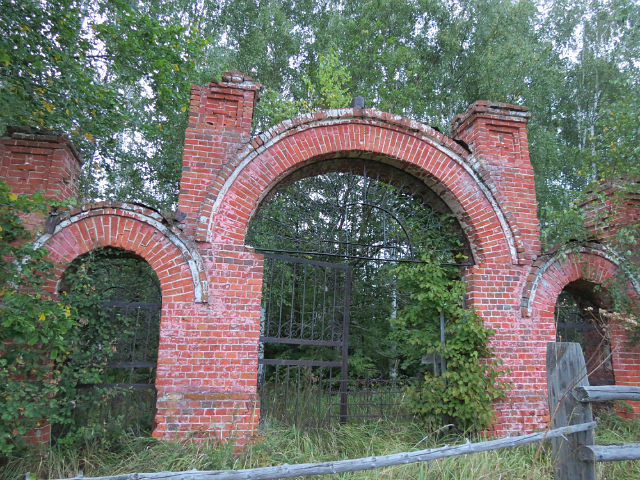 Церковь Троицы Живоначальной (старая), Барснево (Клепиковский район, Рязанская область). дополнительная информация, старая церковная ограда