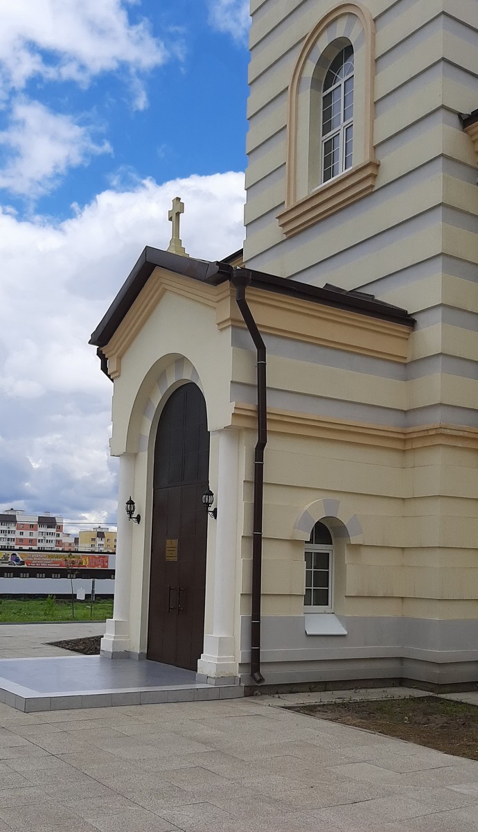 Церковь Спиридона Тримифунтского, Саратов (Саратов, город, Саратовская область). архитектурные детали, Вход в храм.