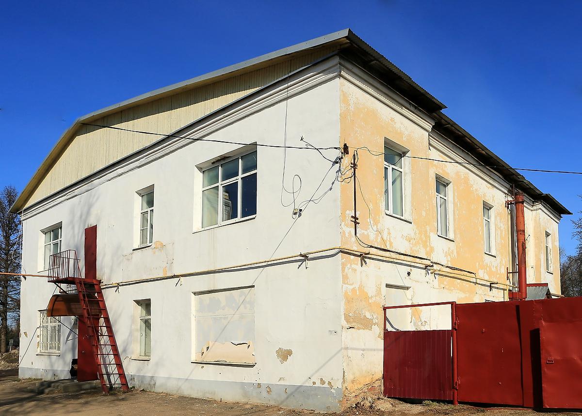 Место расположения храма,сохранилась только правая стена(жёлтая), архитектурные детали. Церковь Троицы Живоначальной, Петровское (Ростовский район, Ярославская область)