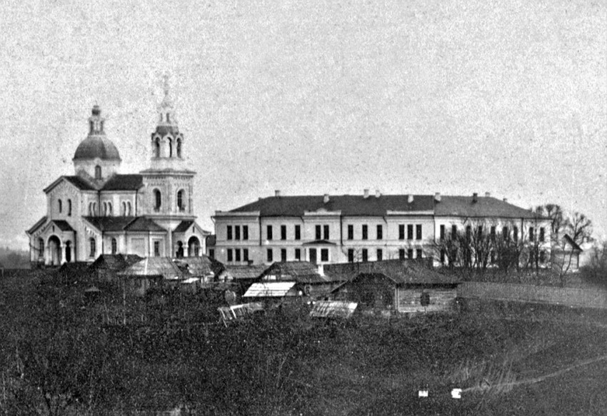 Церковь Сошествия Святого Духа, Витебск (Витебск, город, Беларусь, Витебская область). архивная фотография, Вид церкви и женского духовного училища до постройки (1902) нынешнего здания, в котором теперь находится облисполком. Источник: http://evitebsk.com/w/images/0/07/Svjatoduhovskaja.jpg
