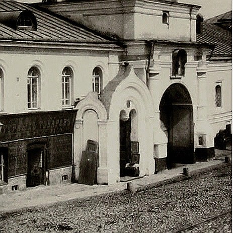 Сретенский монастырь. Часовня Владимирской иконы Божией Матери, Мещанский (Центральный административный округ (ЦАО), г. Москва). архивная фотография, Вход в часовню слева от ворот. Альбом Найденова. Кадрирование.