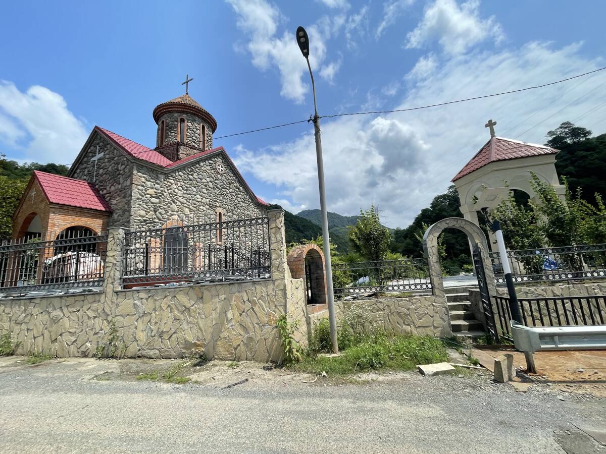 Церковь Иверской иконы Божией Матери, Аджарисцкали (Ачарисцкали) (Аджария, Грузия). общий вид в ландшафте