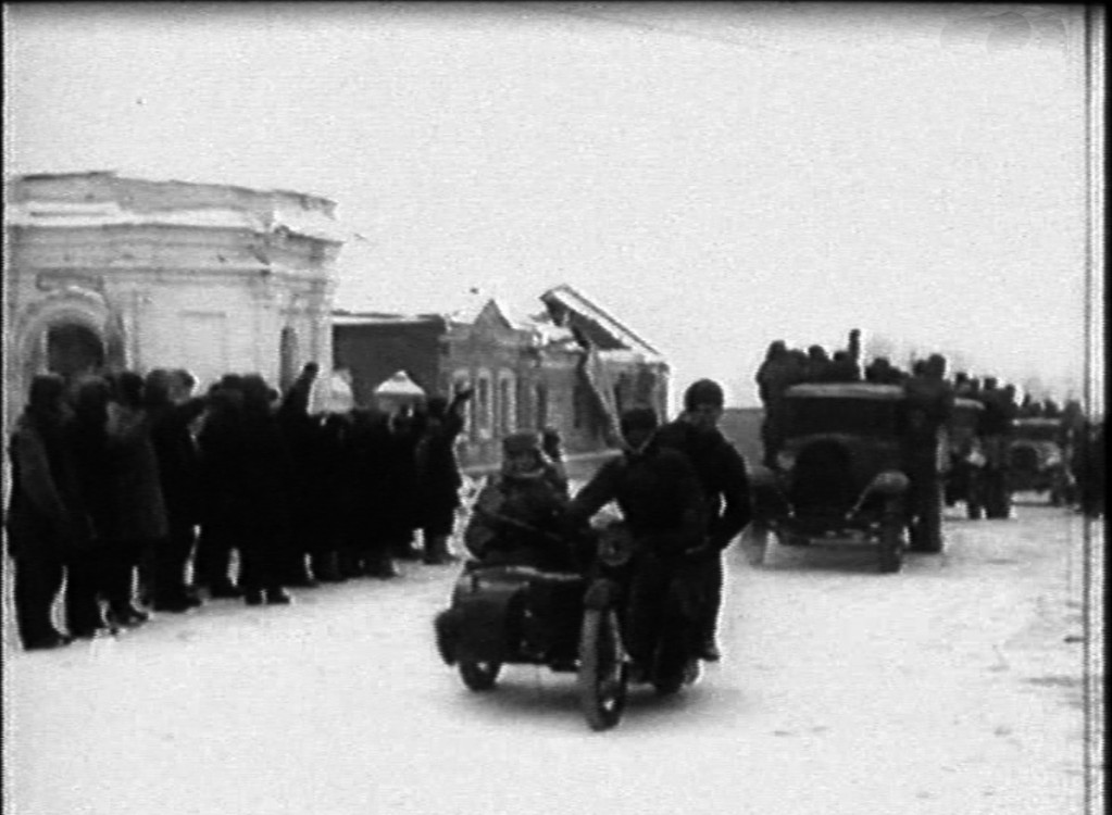 Часовня в честь 100 летия Бородинского сражения, Можайск (Можайский городской округ, Московская область). архивная фотография, Остатки часовни. Кадр из киноохроники освобождения Можайска 1942 г.