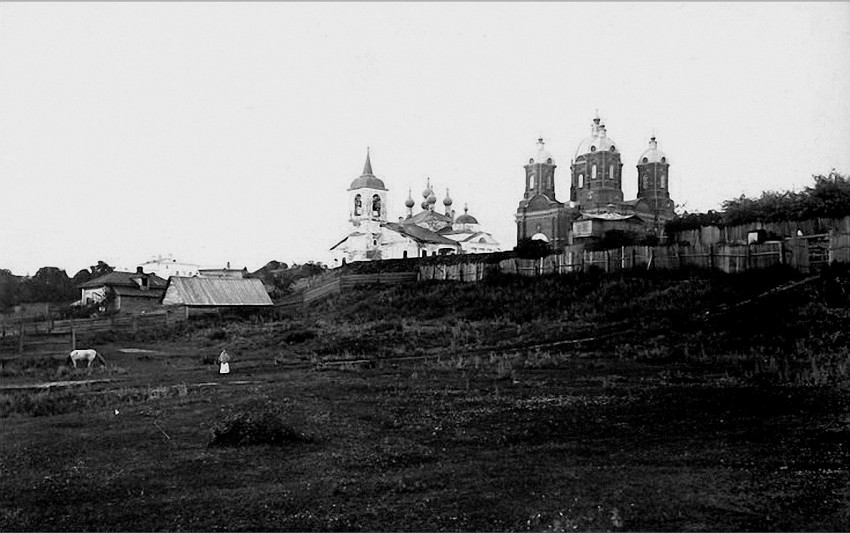 Серпухов. Церковь Жён-мироносиц (старая). архивная фотография, Старая (слева) и новая(справа) Церковь Жен-Мироносиц. фото с http://alumni.mipt.ru/page/adaptive/id367530/blog/3127970/?ssoRedirect=true