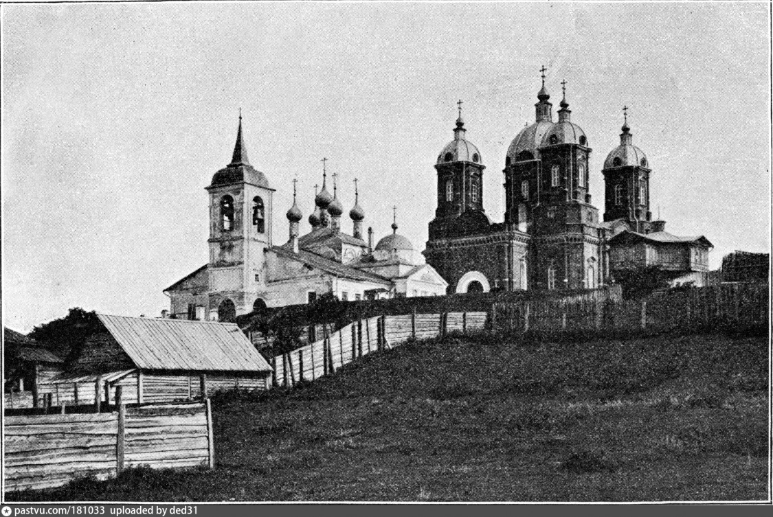 Серпухов. Церковь Жён-мироносиц (новая). архивная фотография, Храмы святых Жен-Мироносиц новая - справа и старая - слева с сайта https://pastvu.com/p/181033