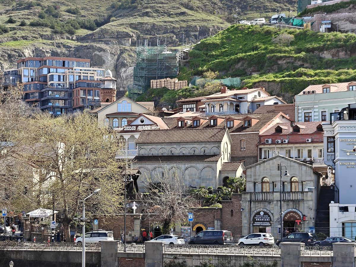 Вид с противоположного берега Куоы, общий вид в ландшафте. Сорокомученический монастырь, Мтацминдский район (Тбилиси, город, Грузия)