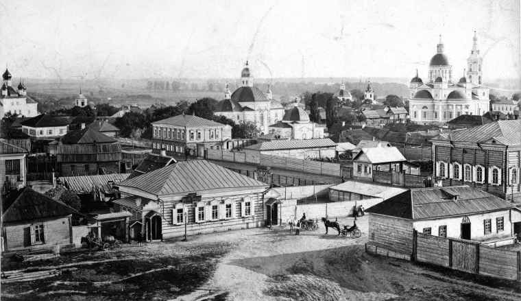 Собор Николая Чудотворца, Стародуб (Стародубский район и г. Стародуб, Брянская область). архивная фотография, Собор справа. Частная коллекция. Фото 1920-х годов