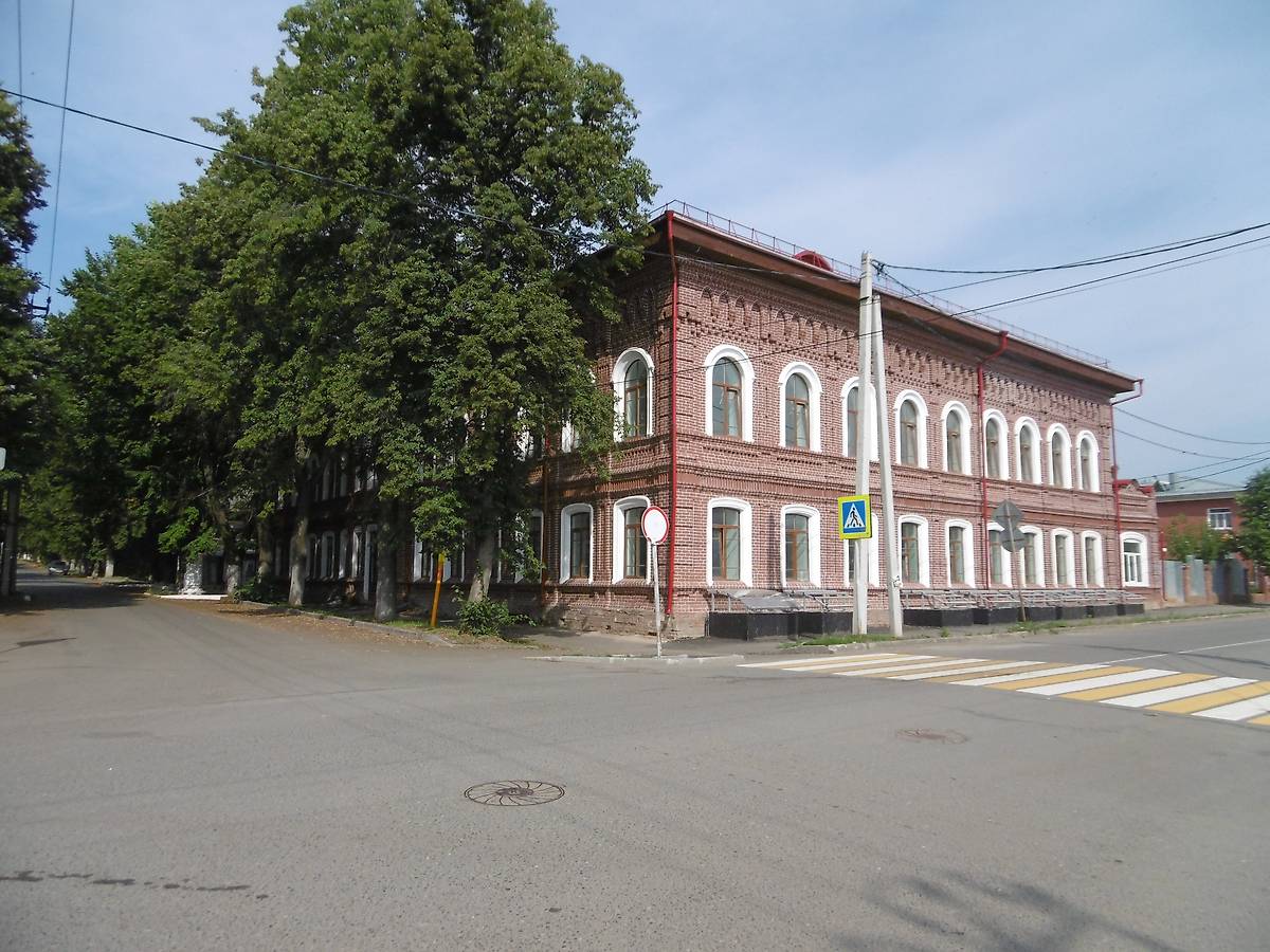 Здание бывшего Духовного училища сегодня. В процессе завершения капитального ремонта., фасады. Домовая церковь Николая Чудотворца при бывшем Духовном училище, Сарапул (Сарапульский район и г. Сарапул, Республика Удмуртия)