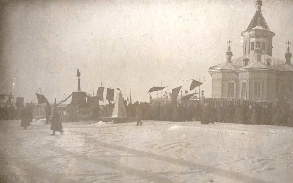 Салехард. Церковь Василия Великого (старая). архивная фотография, Васильевская церковь в Обдорске. Митинг, посвященный 10-й годовщине Октября, 7 ноября 1927 г. 