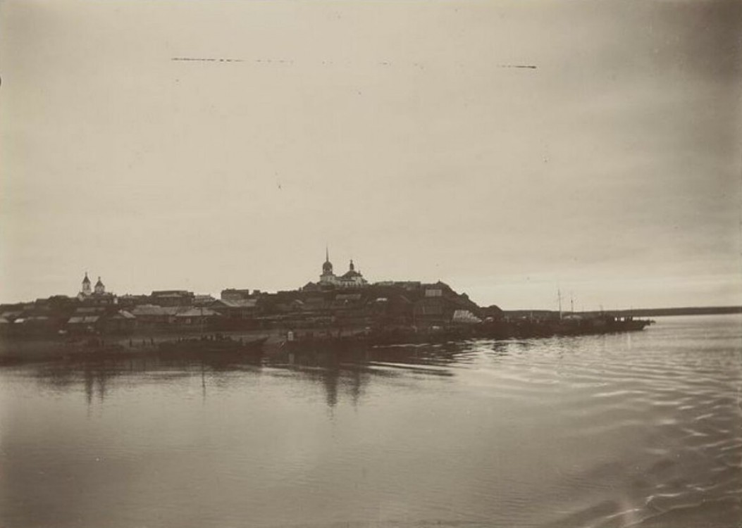 Церковь Василия Великого (старая), Салехард (Салехард, город, Ямало-Ненецкий автономный округ). архивная фотография, Церковь Василия Великого (первая) в центре фото, по левому краю фотографии - собор Петра и Павла, вид с реки Полуй. Снимок сделан во время Сибирской этнографической экспедиции Уно Тави Сирелиуса,  1898-1900 г.г.