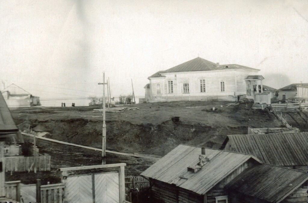 Салехард. Церковь Василия Великого (старая). архивная фотография, Церковное здание используется не по назначению - в нём располагается типография газеты 