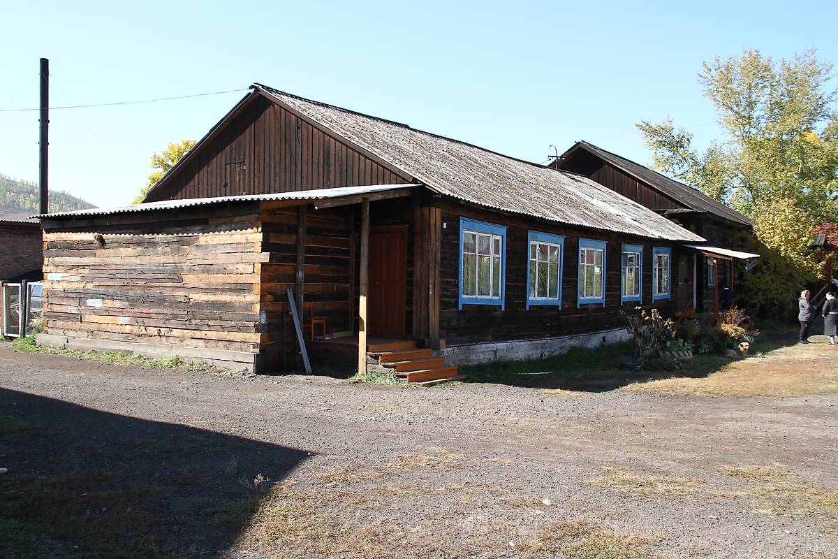  Церковь Иннокентия, епископа Иркутского (старая), в настоящее время начальная школа., фасады. Церковь Иннокентия, епископа Иркутского (старая), Туран (Туран, город, Республика Тыва)