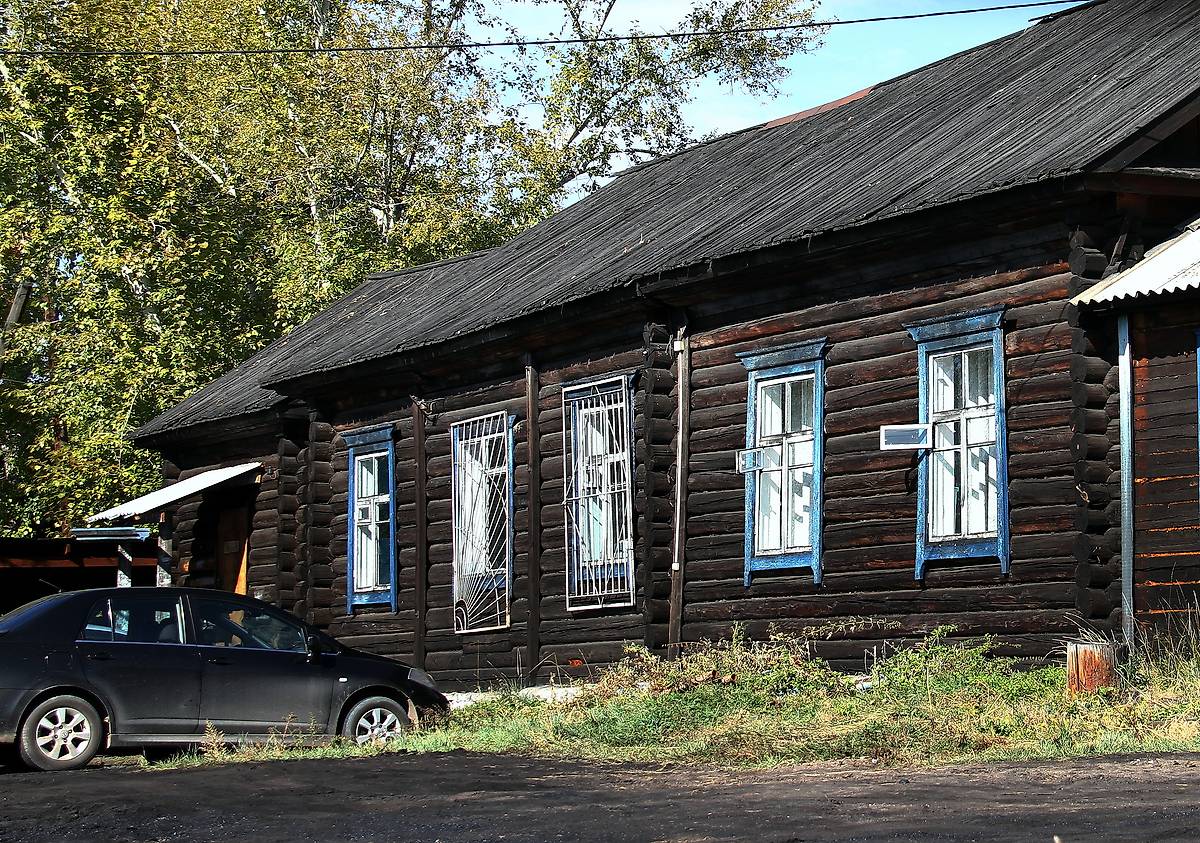  Церковь Иннокентия, епископа Иркутского (старая), в настоящее время начальная школа., фасады. Церковь Иннокентия, епископа Иркутского (старая), Туран (Туран, город, Республика Тыва)