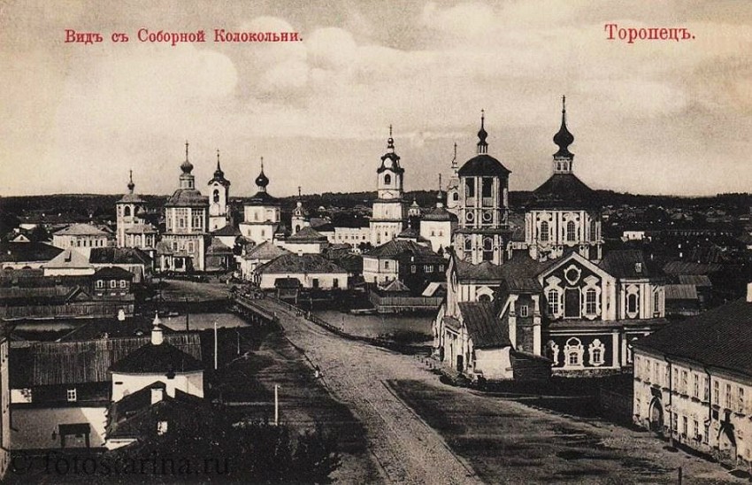 Церковь Владимира равноапостольного при тюремном замке, Торопец (Торопецкий район, Тверская область). архивная фотография, Сайт «Фотостарина. Старые фотографии России». На фото слева, через дорогу от церкви Богоявления