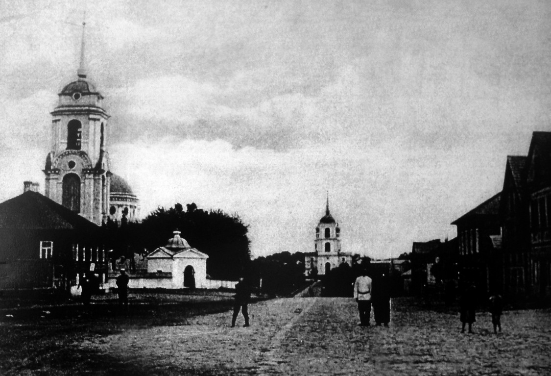 Церковь Троицы Живоначальной, Опочка (Опочецкий район, Псковская область). архивная фотография, Троицкая церковь слева. фото с сайта http://opochka.ru/content/aleksey-danilovich-porozov-i-pozhertvovaniya-na-cerkov-ego-synovya-ivan-i-stepan-i-ih