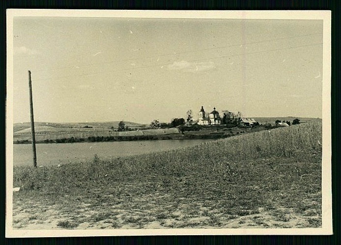 Фото 1941 г. с аукциона e-bay.de, архивная фотография. Церковь Троицы Живоначальной, Плай, погост (Новосокольнический район, Псковская область)