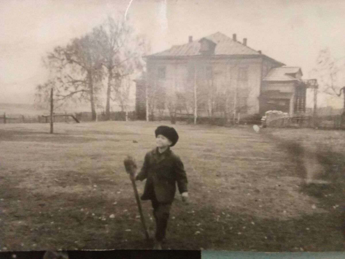 Церковь Рождества Христова, Изгары (Чистопольский район, Республика Татарстан). архивная фотография, Здание церкви после реорганизации в школу