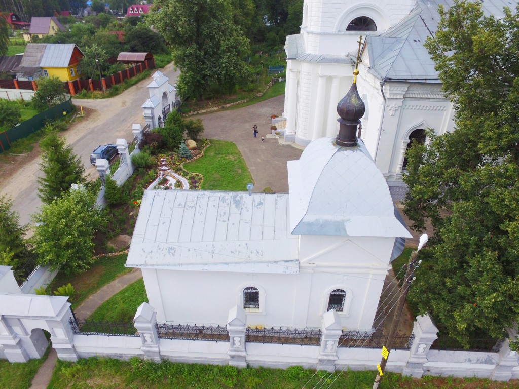 Филипповское. Крестильная церковь Иоанна Предтечи. общий вид в ландшафте, Вид с юга, фото с квадрокоптера.