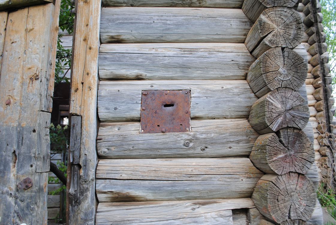 Церковь Троицы Живоначальной, Мыльники (Оханский район, Пермский край). архитектурные детали, Редкое приспособление: встроенный в стену ящик для пожертвований