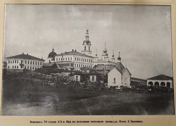 Фотография в паспарту с видом на Торговые ряды и часовню Феодоровской иконы Божией Матери. Фотография 1870-х гг. С сайта: Кинешма - путешествие в прошлое, архивная фотография. Часовня Феодоровской иконы Божией Матери, Кинешма (Кинешемский район, Ивановская область)