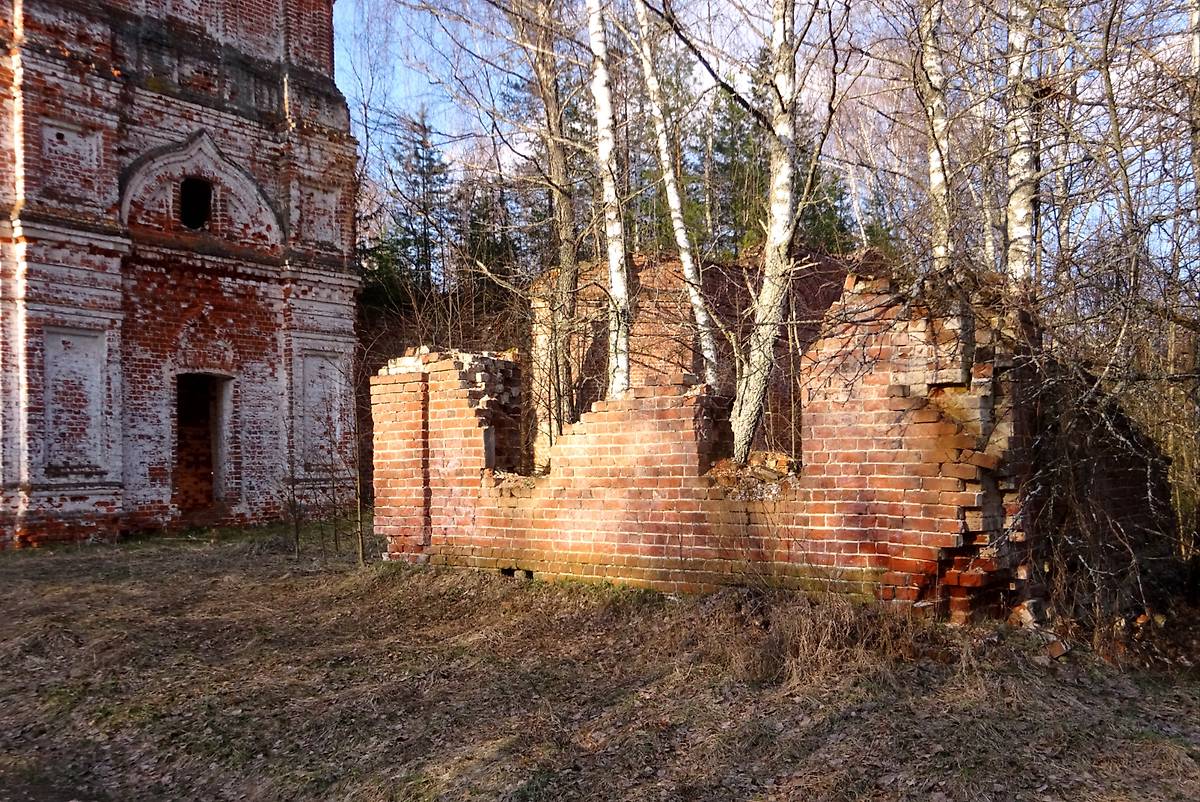 Фасад разрушенного здания у церкви., архитектурные детали. Церковь Казанской иконы Божией Матери, Седиково, урочище (Лежневский район, Ивановская область)