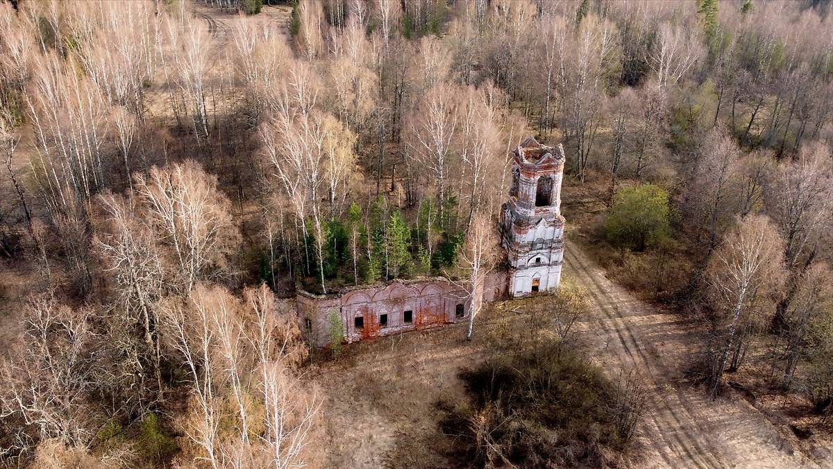 общий вид в ландшафте. Церковь Казанской иконы Божией Матери, Седиково, урочище (Лежневский район, Ивановская область)