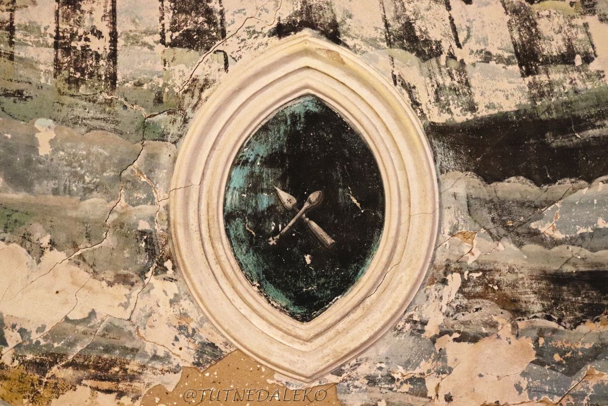 Церковь Троицы Живоначальной, Чмутово (Галичский район, Костромская область). интерьер и убранство, Гипсовая розетка с художественным заполнением (копие и лжица), зона северного ската конхи в интерьере алтарной части