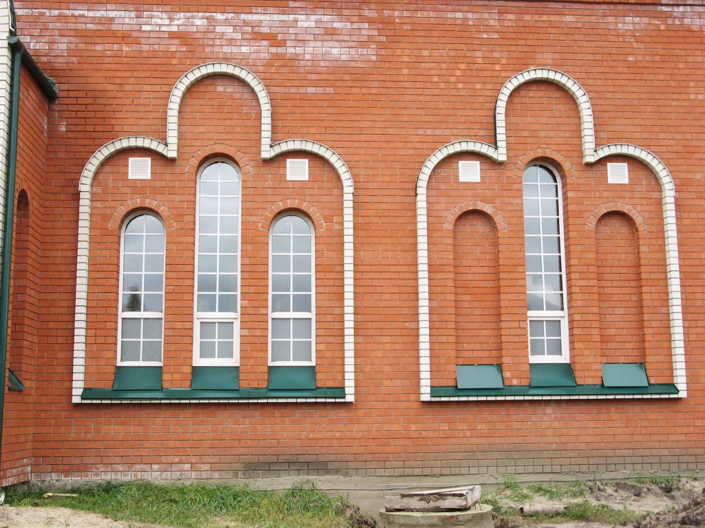 Лысые Горы (Старая Бахметьевка). Церковь Димитрия Солунского (новая). архитектурные детали, Архитектурное оформление проемов окон северного фасада