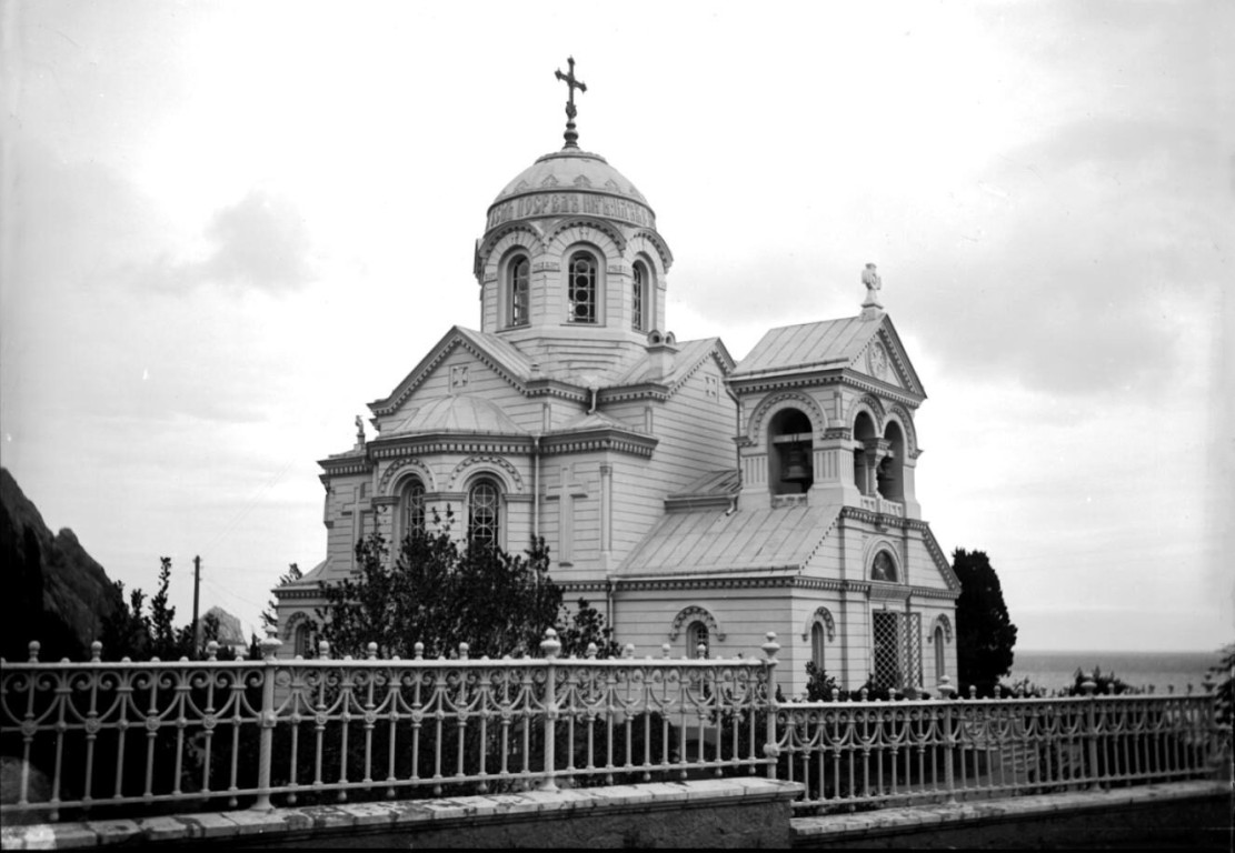 Гурзуф. Церковь Успения Пресвятой Богородицы (старая). архивная фотография, Фото 1897 года из частной коллекции