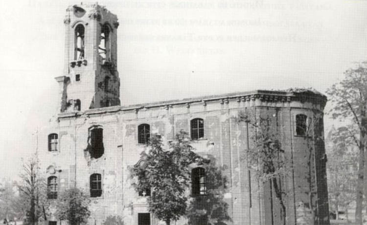 Церковь Димитрия Солунского, Будапешт (Венгрия, Прочие страны). архивная фотография, Источник: http://budapestcity.org/13-album/images/terek/Dobrentei-ter/1949-rac-templom.jpg