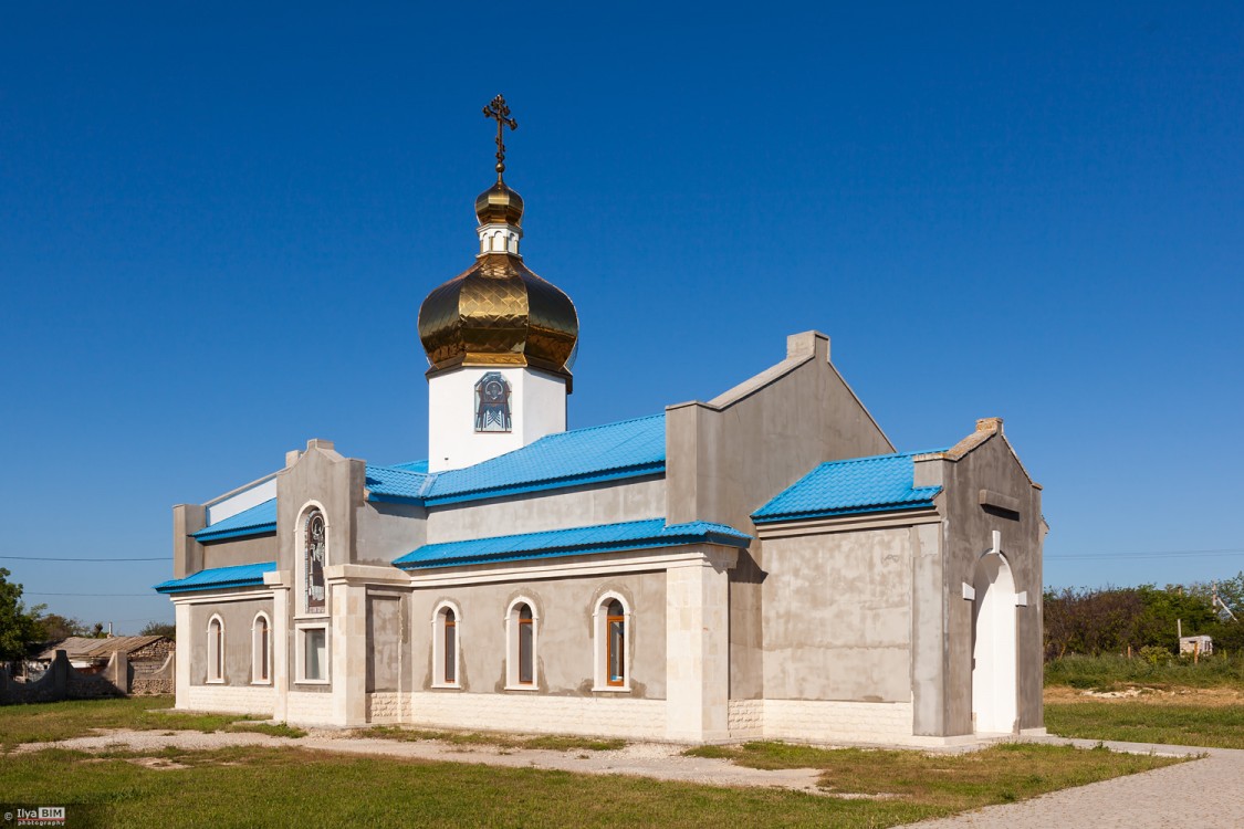 Церковь Варвары великомученицы, Оленевка (Черноморский район, Республика Крым). общий вид в ландшафте